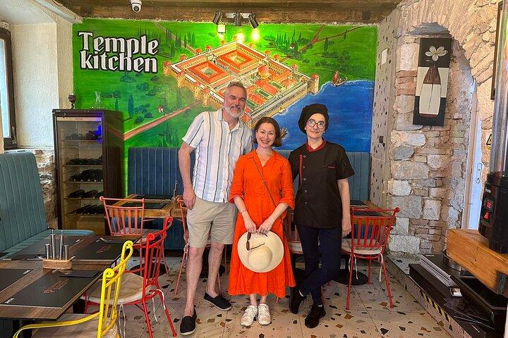Private VIP Split Food Tour with Seafood, Wine and Local Bites