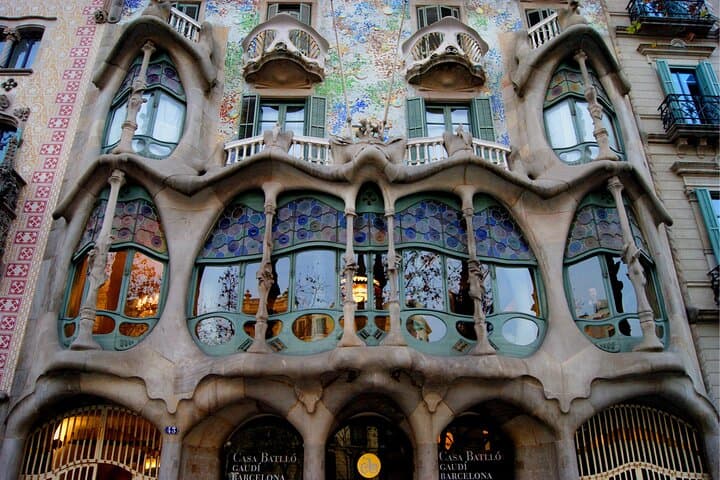 Barcelona Scavenger Hunt & Highlights Self-Guided Walking Tour