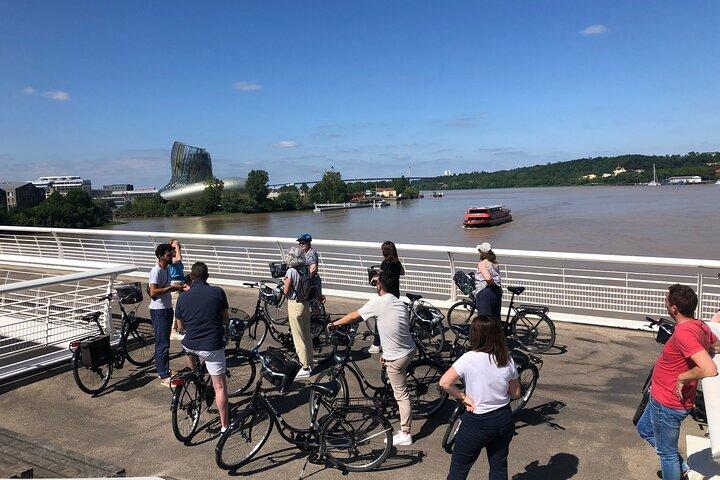 Bordeaux Essentials Sightseeing Bike Tour with a Local Guide