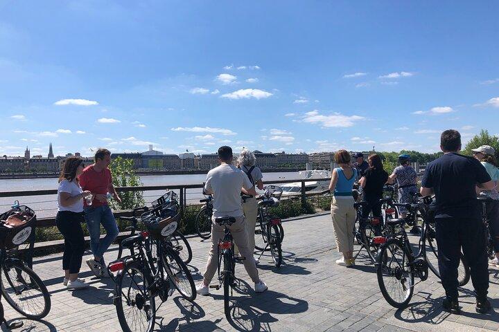 Bordeaux Essentials Sightseeing Bike Tour with a Local Guide