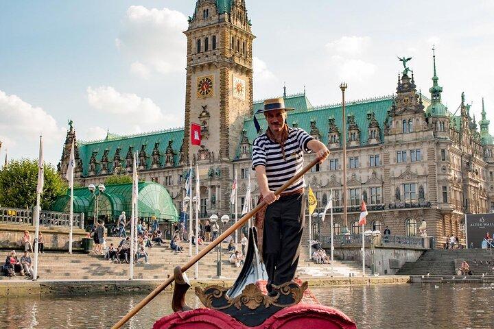 2h pure Alster! Exclusive ride in original Venetian gondola