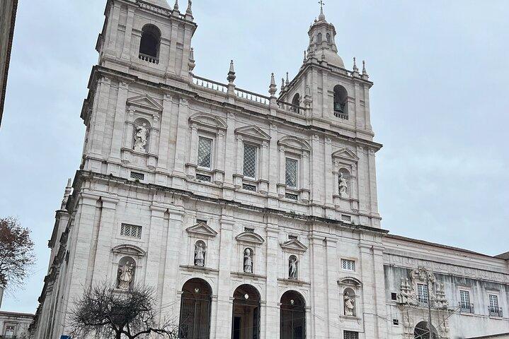 Lisbon Alfama Self-Guided City Walking Tour & Scavenger Hunt