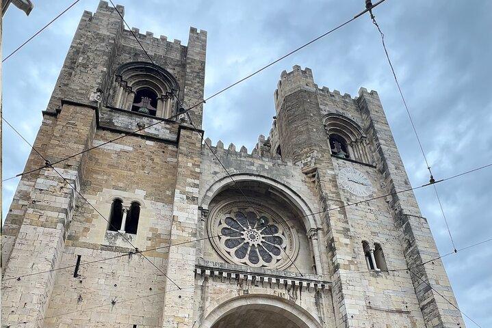 Lisbon Alfama Self-Guided City Walking Tour & Scavenger Hunt