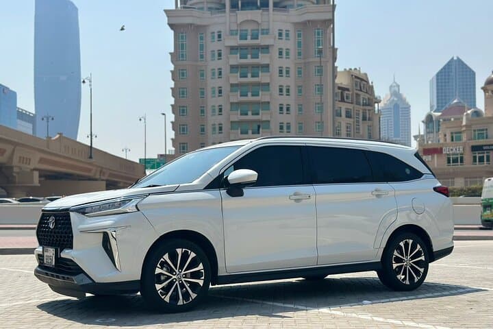 Dubai: Hire Private Vehicle with Driver for Full Day