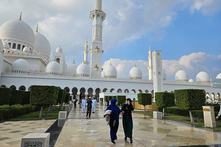 Discover Abu Dhabi: Private City Tour with Mosque & Louvre Entry