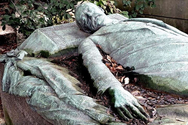 Who Killed Victor ? Inquiry at the Père Lachaise Cemetery