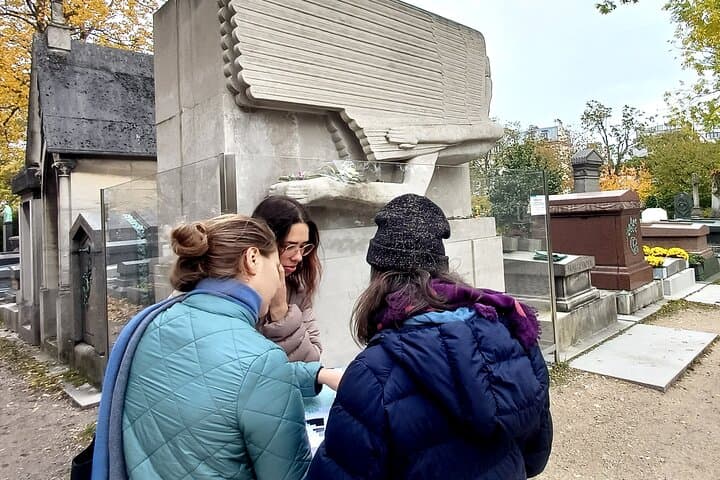 Who Killed Victor ? Inquiry at the Père Lachaise Cemetery