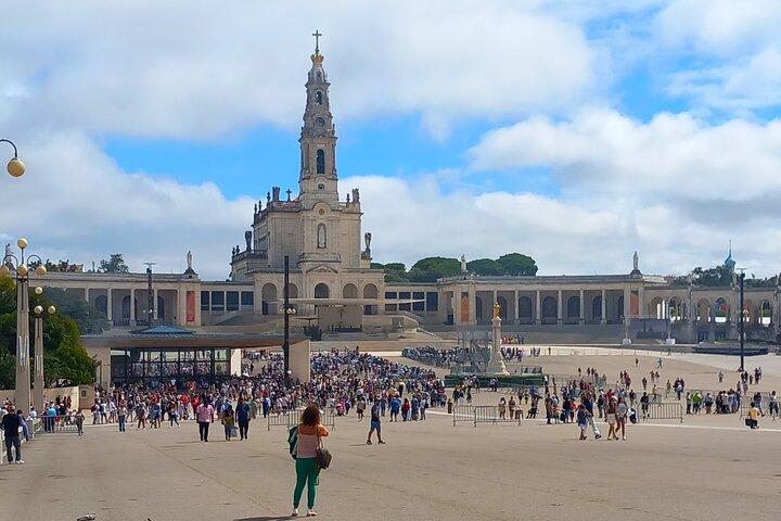 One Way Private Tour Lisbon to Porto via Obidos Fatima Aveiro