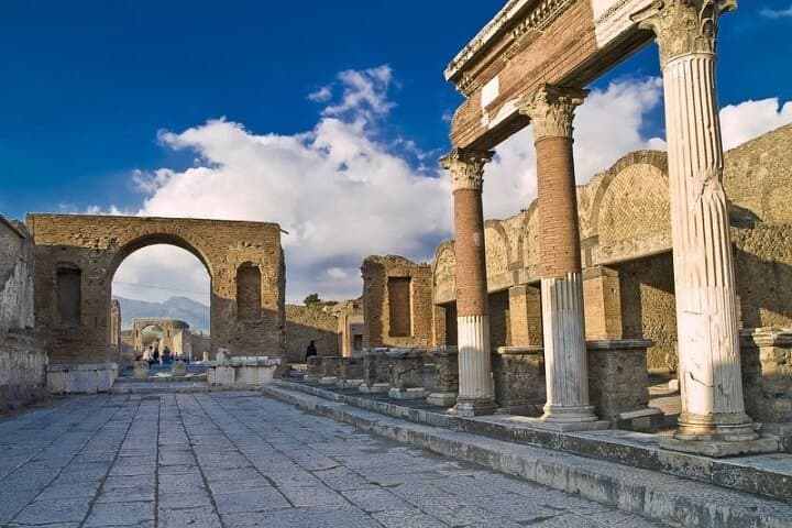 Private tour to Pompeii and winery