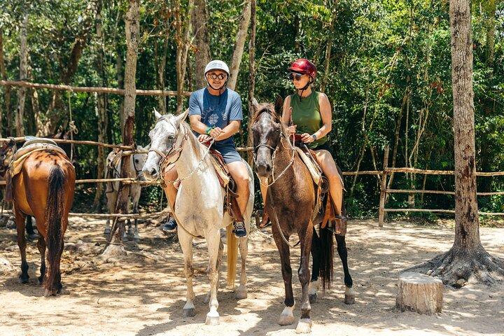 Tour Nature on horseback and cenote