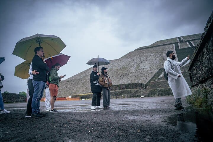 Teotihuacán 3 Pyramids Tour with Cave Breakfast + Transportation