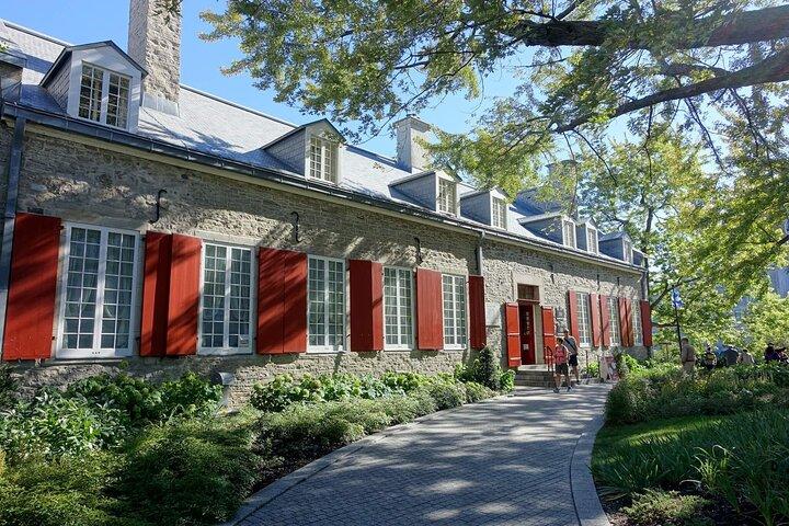 Old Montreal: Self-Guided Tour from Place D‘Armes to Old Port