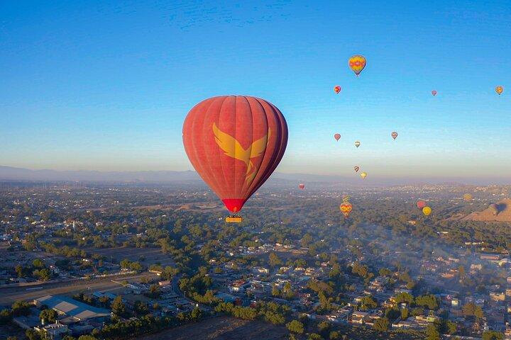 Hot Air Balloon Ride Over Teotihuacán Pyramids from Mexico City