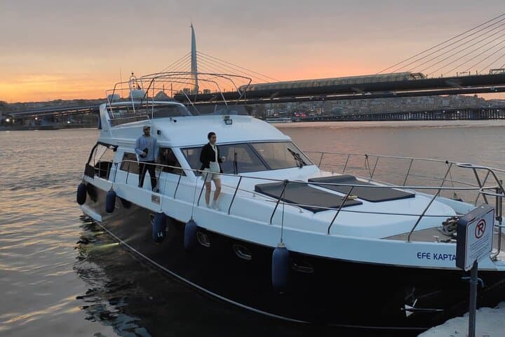 Istanbul: Private Bosphorus Yacht Tour with Snacks