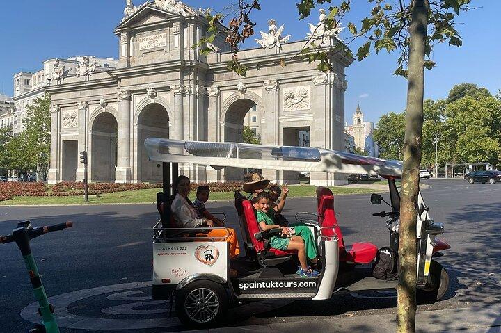 Private 1H Eco Tuk Tour in Madrid – Exclusive & Fun Experience