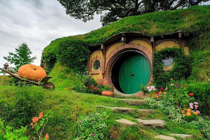 Private Hobbiton movie set & Blue springs from Auckland