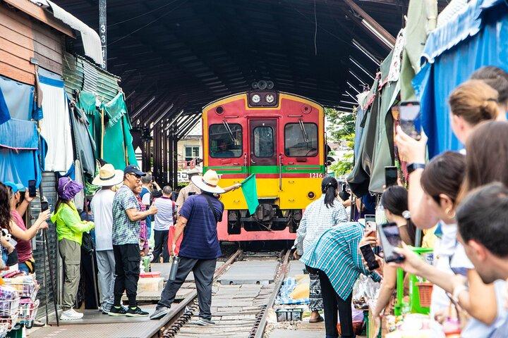 Private tour : Railway & Floating Market and the Bridge over river Kwae