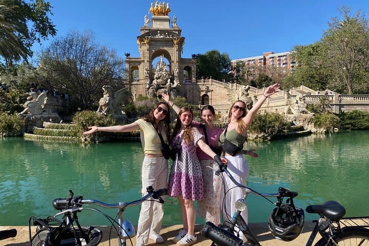 Barcelona Essential Highlights: Private Bike Tour