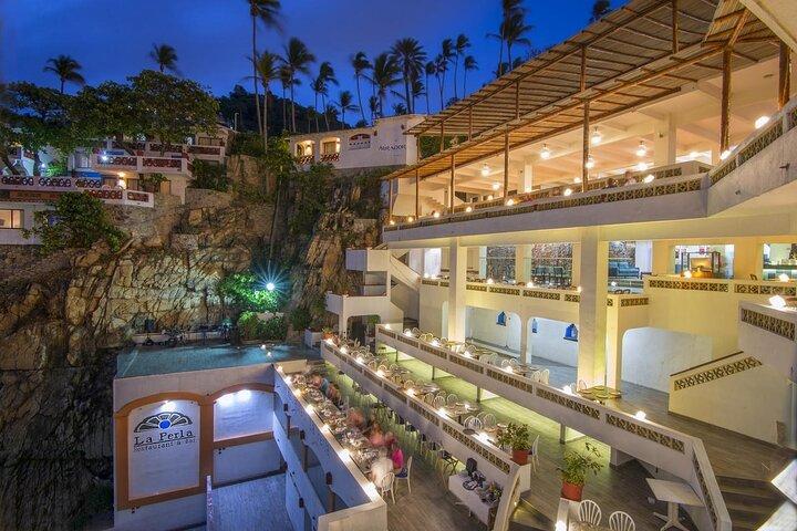 Acapulco Shore Excursion: Cliff Divers at Night