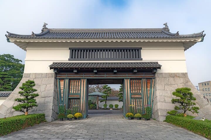 Tokyo Shogun's Castle Walk: Imperial East Gardens Shared Tour