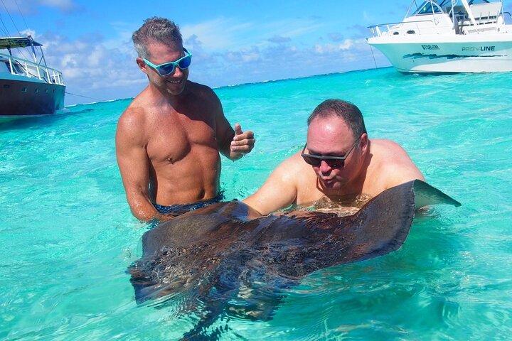 3-Stop Stingray City, Reef Snorkel & Starfish Point Tour