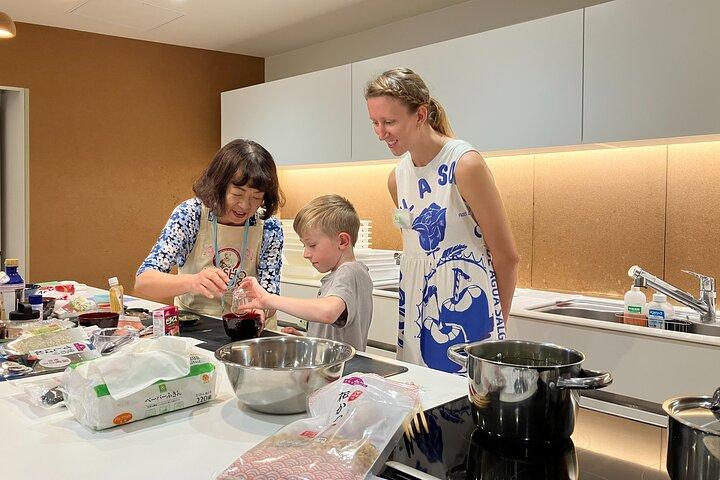 Tokyo 7hr Private Guided Tour & Sushi Roll Making Experience