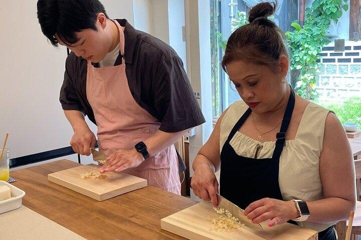 Kimchi class with Chef Hakyung near Gyeongbokgung place