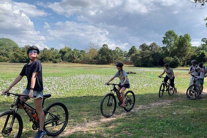 Angkor Wat Sunrise Cycling Tour With Breakfast and Tour Guided