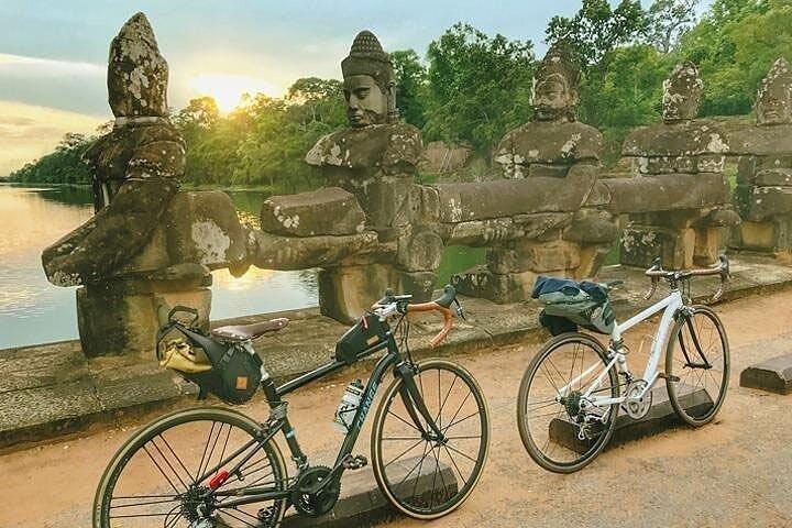Angkor Wat Sunrise Cycling Tour With Breakfast and Tour Guided