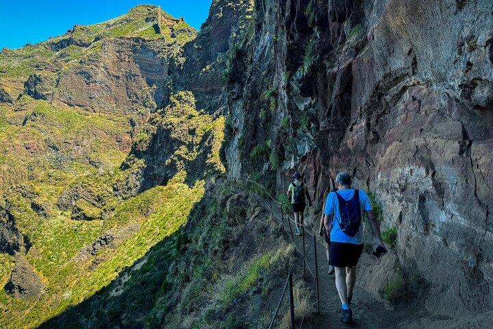 Pico do Areeiro to Pico Ruivo (PR 1) - Hiking Tour in Madeira