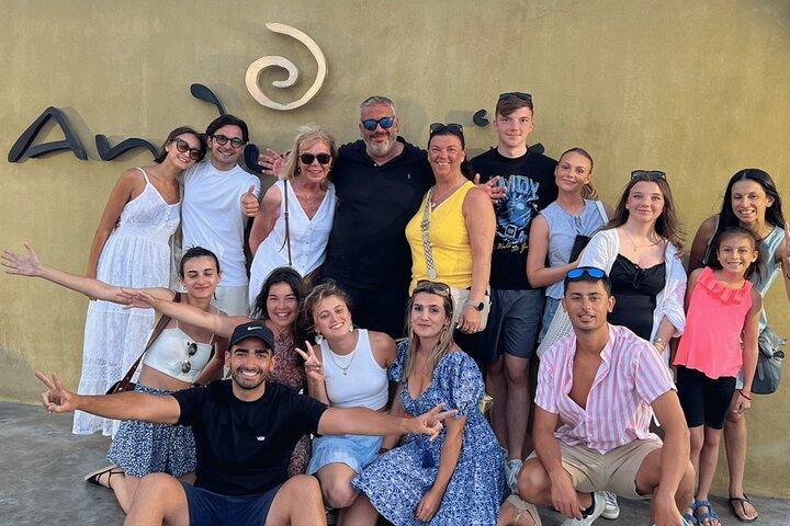 Santorini: Full Island Tour & Sunset with Local Guide & Pick-up