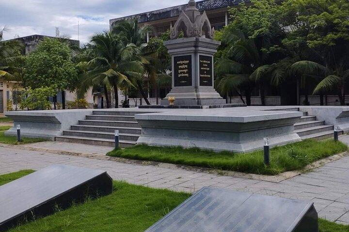 Half Day Tuol Sleng S21 and Choeung Ek Killing Field Tour