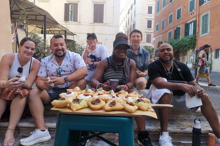 Rome Colosseum: Pizza & Aperitivo Food Tour at Sunset