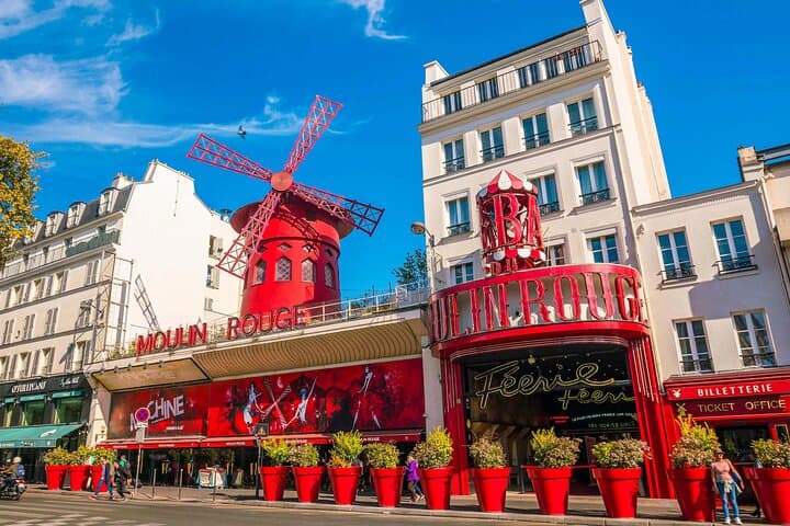 Montmartre Paris Walking Tour with Audioguide on Your Smartphone