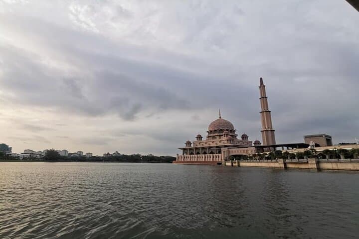 Shared Putrajaya Tour with Traditional Boat & Pink Mosque