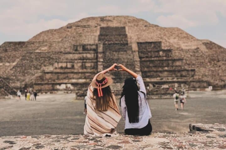 Guided Tour in Teotihuacan with Cave Breakfast and Transportation