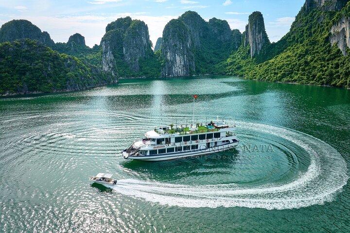 Halong Bay UNESCO Cruise Tour: Sung Sot & Luon Cave, Titov Island