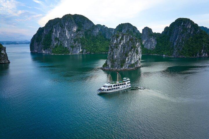 Halong Bay UNESCO Cruise Tour: Sung Sot & Luon Cave, Titov Island