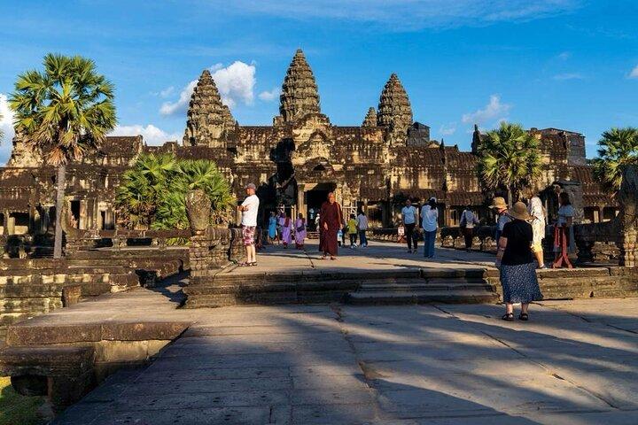 Full Day Tour Angkor Wat Sunrise and Siem Reap Temples