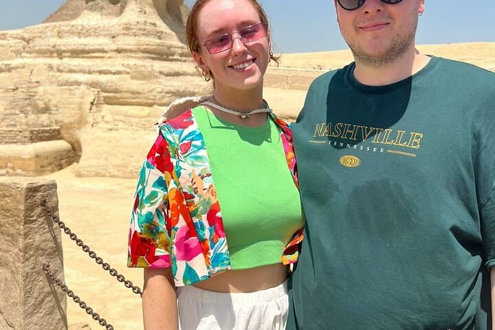 Cairo: Pyramids, Bazaar, Lunch with Female Guide