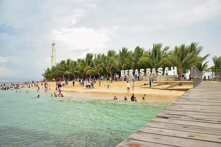 Langkawi Island Hopping Tour: Lake, Eagles & Beach Fun