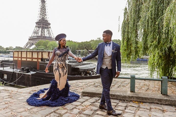 Fun & Professional Eiffel Tower Photoshoot in Paris