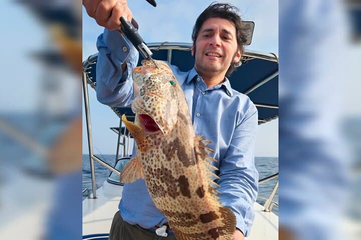 Dubai Deep Sea Fishing 4 hours + BBQ of Catch
