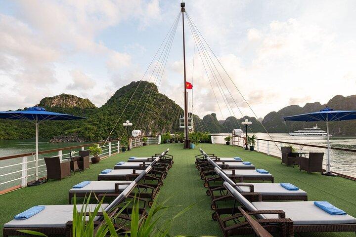 Hanoi: Luxury 2-Day Halong & Lan Ha Bay Cruise–Balcony & Bathtub