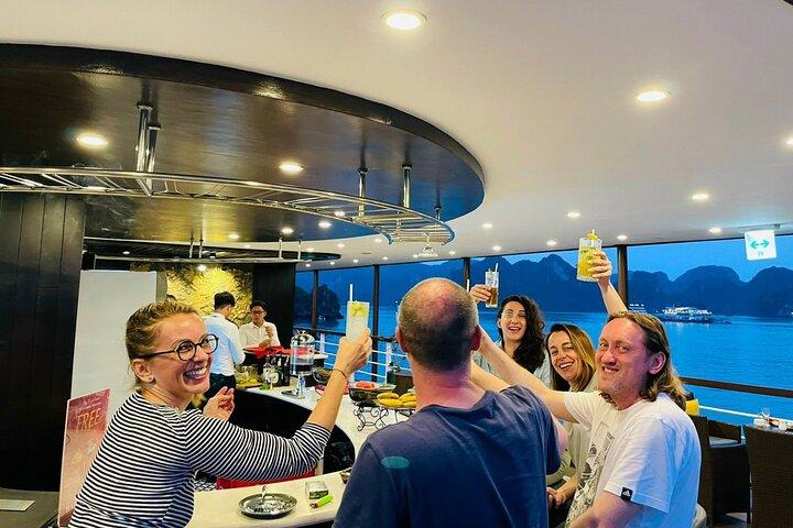 Hanoi: Luxury 2-Day Halong & Lan Ha Bay Cruise–Balcony & Bathtub