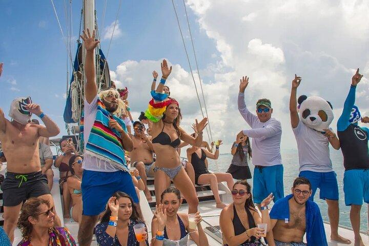 Luxury Catamaran tour to Isla Mujeres with Transportation from Cancun