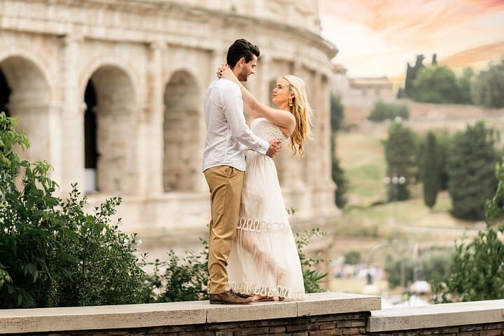 Rome: Private Colosseum Photoshoot with Local Photographer