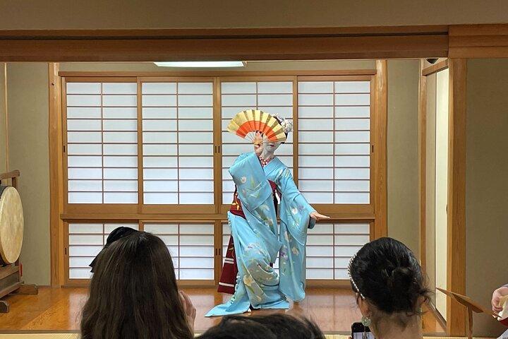 Kyoto: Meet the Geisha Maiko with Gion Walking Tour
