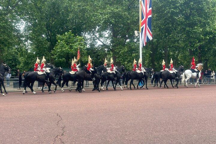 Changing Of The Guard Private Black Cab Tour with Hotel Pick Up