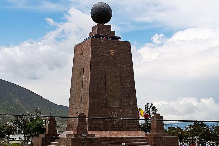 Discover Quito; Old town, Middle of the world + Cable car PRIVATE